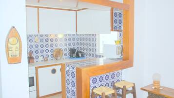 Een koelkast, een microgolfoven, een oven