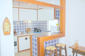 Fridge, microwave, oven, coffee/tea maker