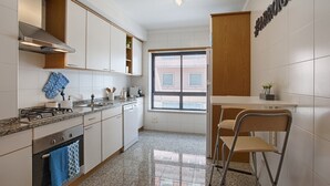 Wasserkocher mit Kaffee-/Teezubehör, Kühlschrank, Mikrowelle, Ofen