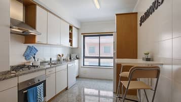 Cafetera y tetera, refrigerador, microondas y horno