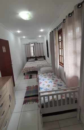 Familiekamer, 1 slaapkamer, gedeeltelijk uitzicht op zee | Verduisterende gordijnen, gratis wifi, beddengoed