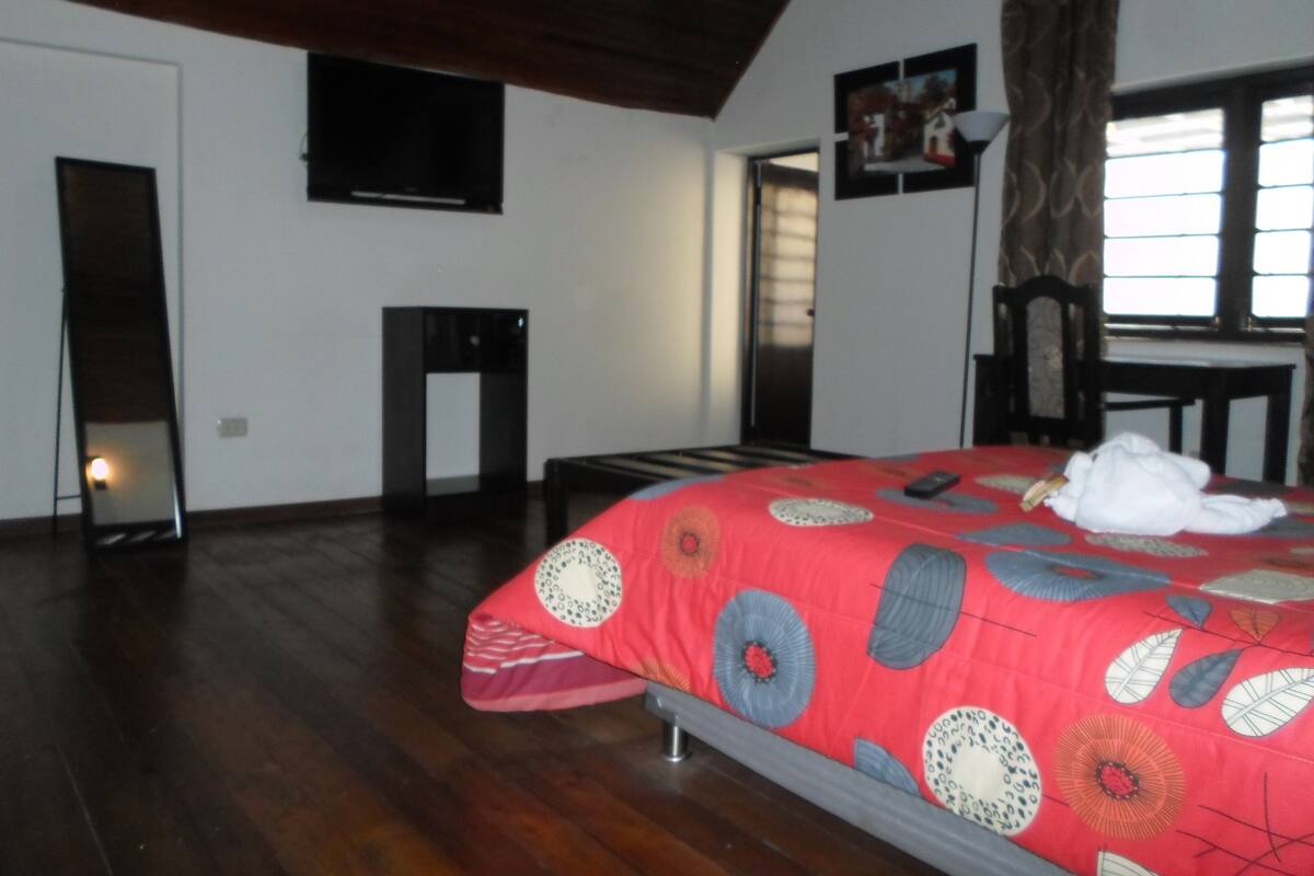 Premium bedding, minibar, desk, iron/ironing board