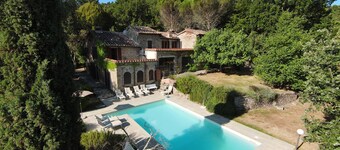 Beautiful secluded Umbrian Farmhouse with Pool, mature gardens and grounds