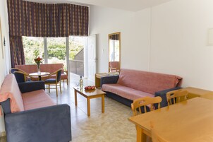 Apartamento familiar, 1 habitación, entresuelo | Sala de estar | Una televisión