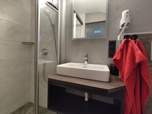 Hair dryer, towels, soap, toilet paper - Apartment Himmelschlüssel for 1-2 persons - Apartments Ferienwohnungen PFAUSLER (Oetz)