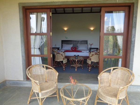 Habitación estándar con 1 cama doble o 2 individuales, 1 cama de matrimonio grande, fumadores | 1 dormitorio, ropa de cama de alta calidad, minibar y caja fuerte