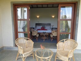 标准双人房或双床房, 1 张特大床, 吸烟房, 度假村景观 | 1 多间卧室、高档床上用品、迷你吧、客房内保险箱