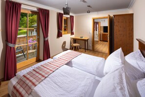 Ferienwohnung Alpenliebe, 1-2 Personen, W-LAN, 1 Schlafzimmer, barrierefrei,Lift-Alpenliebe Schlafzimmer