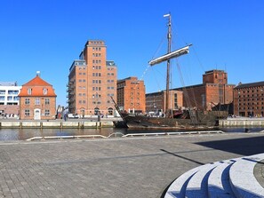 Unclassified image, 2 of 21, button