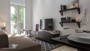 Apartment, 1 Bedroom | Living area | 55-inch flat-screen TV with satellite channels, TV - Muse House (La Marsa)