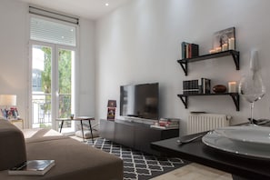 Apartment, 1 Schlafzimmer | Wohnbereich | 55-Zoll-Flachbildfernseher mit Satellitenempfang, Fernseher