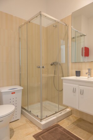 Appartement, 1 chambre | Salle de bain | Douche, séchoir à cheveux, serviettes fournies