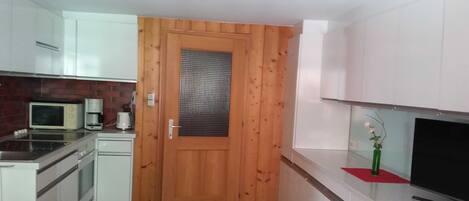 Kylskåp, mikrovågsugn, ugn och vattenkokare