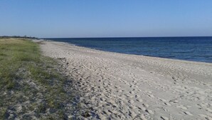 A sandy beach with a clear blue sky. - Old village pitcher FW 3 - FW 3, north-east (Kronsgaard)