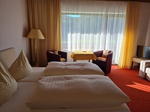 1 makuuhuone, tallelokero huoneessa, vauvansängyt, vauvan matkasänky