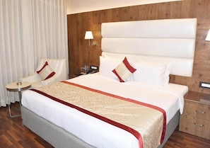 Minibar, in-room safe, desk, soundproofing - SS Lumina Hotel (Bengaluru)