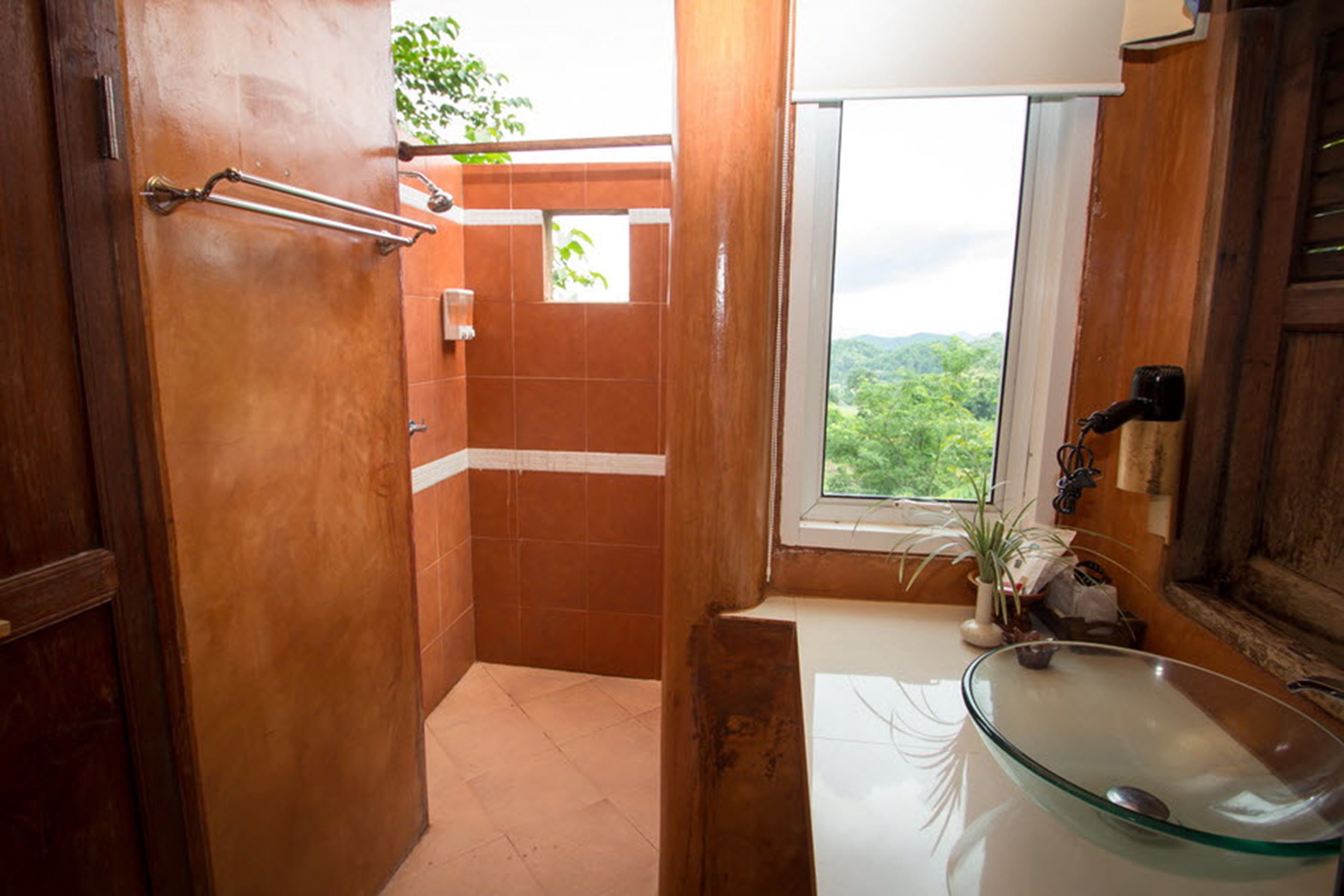 Deluxe-Zimmer | Waschbecken im Bad