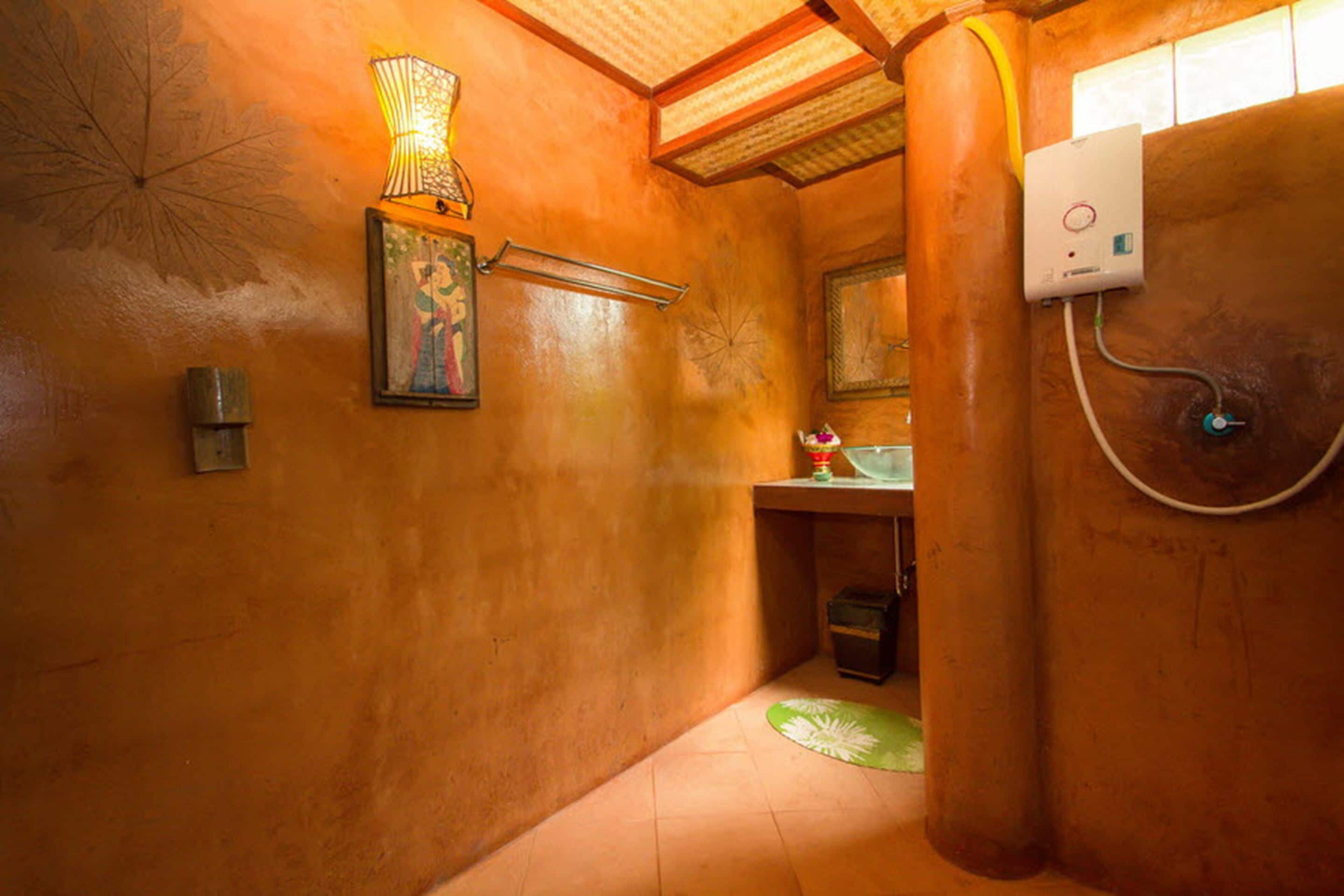 Deluxe-værelse | Badeværelse | Bruser, gratis toiletartikler, hårtørrer, hjemmesko