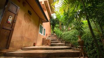 Deluxe Room | Minibar, rollaway beds, free WiFi