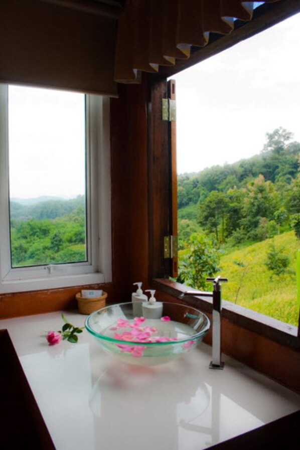 Deluxe-Zimmer | Waschbecken im Bad