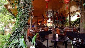 Breakfast, lunch, dinner served; Chinese cuisine