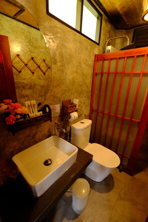 Shower, free toiletries, hair dryer, slippers - Lee Wine Ruk Thai Resort (Mae Hong Son)