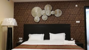 Bộ đồ giường cao cấp, két bảo mật tại phòng, bàn, phòng cách âm