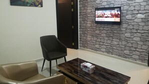 En 49-tommers smart-TV med Parabol-TV samt TV