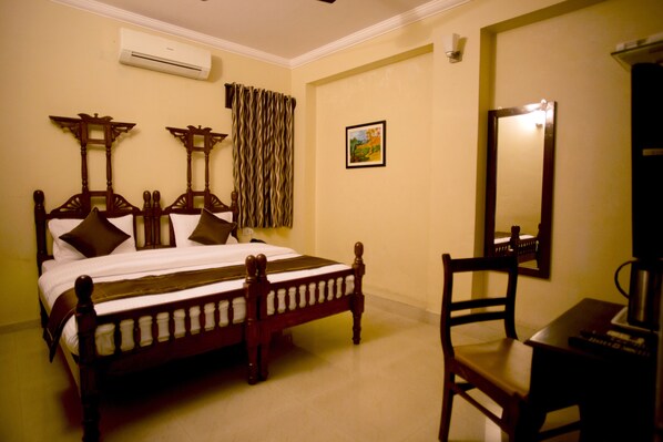 In-room safe, desk, rollaway beds, free WiFi - Hotel Ajit Mansion (Jodhpur)