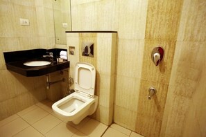 Shower, free toiletries, bathrobes, slippers - Hotel Ajit Mansion (Jodhpur)