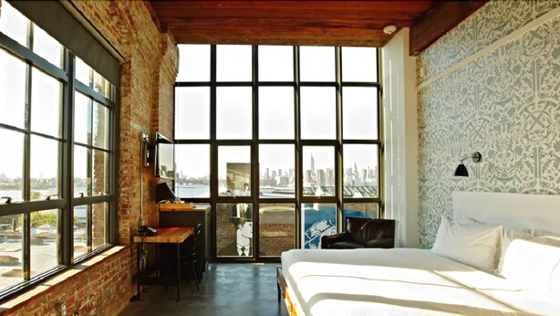 A bedroom with a large window, a desk, and a bed. - Hotel Goher (Dalhousie)