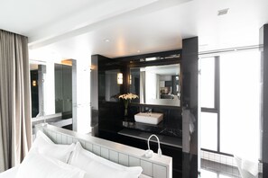 Executive Modern Room | Minibar, caja fuerte, escritorio y cortinas opacas
