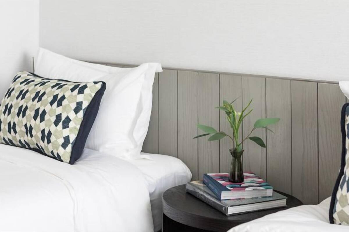 Minibar, coffres-forts dans les chambres, bureau, rideaux occultants