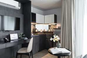 Executive Modern Room | Minibar, in-room safe, desk, blackout drapes - Apartelle Jatujak Hotel (Bangkok)