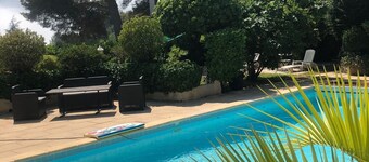 Dans villa beau duplex climatisé bord de piscine /jardin 4 adultes+garage.