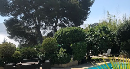 Dans villa beau duplex climatisé bord de piscine /jardin 4 adultes+garage.