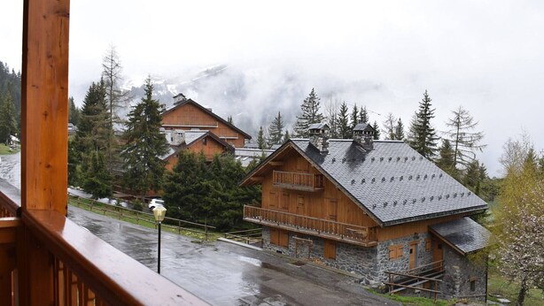 A wooden cabin with a stone extension, surrounded by trees and mountains. - Cozy Studio for 4 Near Slopes and Shops in Méribel (Méribel)