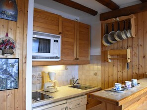 Fridge, stovetop, dishwasher, coffee/tea maker