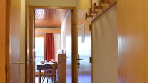 Ein Flur, der zu einem Essbereich mit Tisch und Stühlen führt.