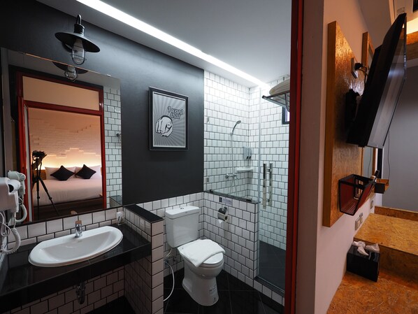 Douche, articles de toilette gratuits, sèche-cheveux