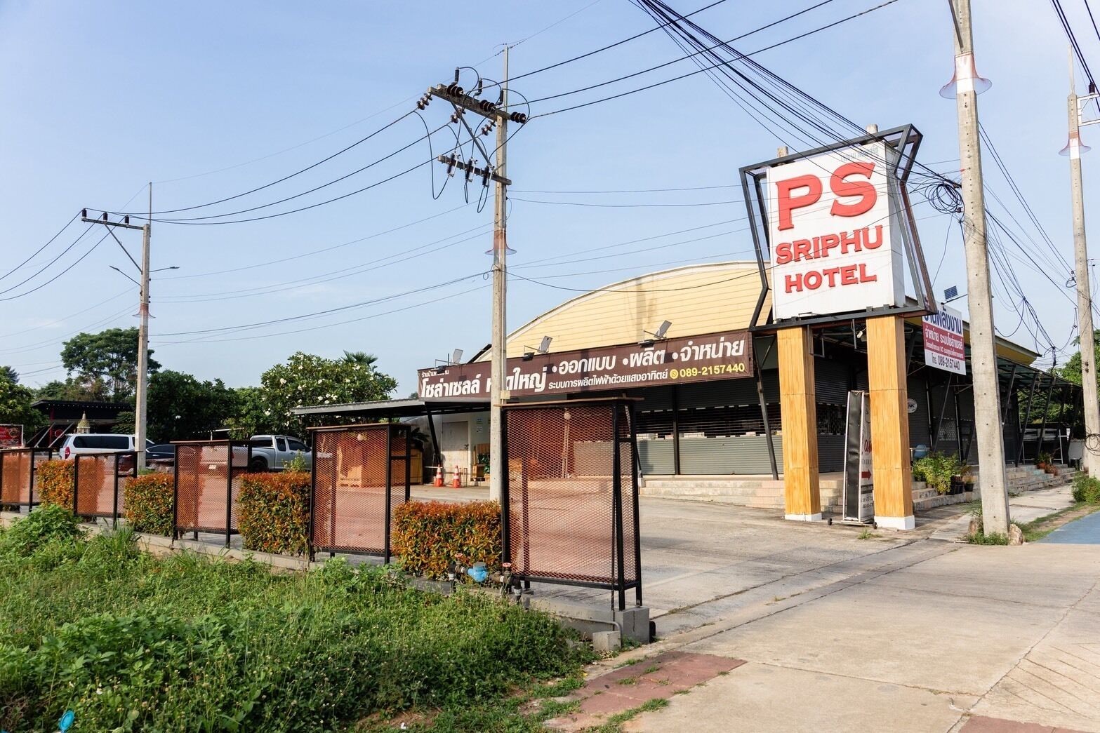 A hotel with a sign reading 'PS SRI PHU HOTEL' and a covered entrance.