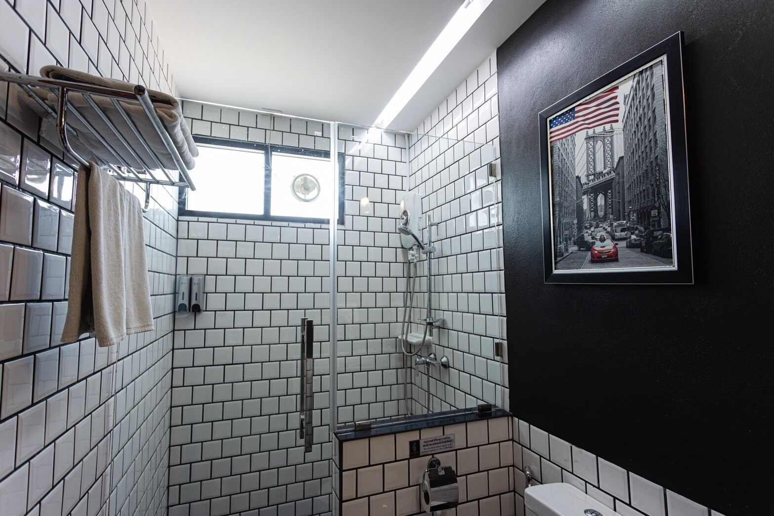 Douche, articles de toilette gratuits, sèche-cheveux