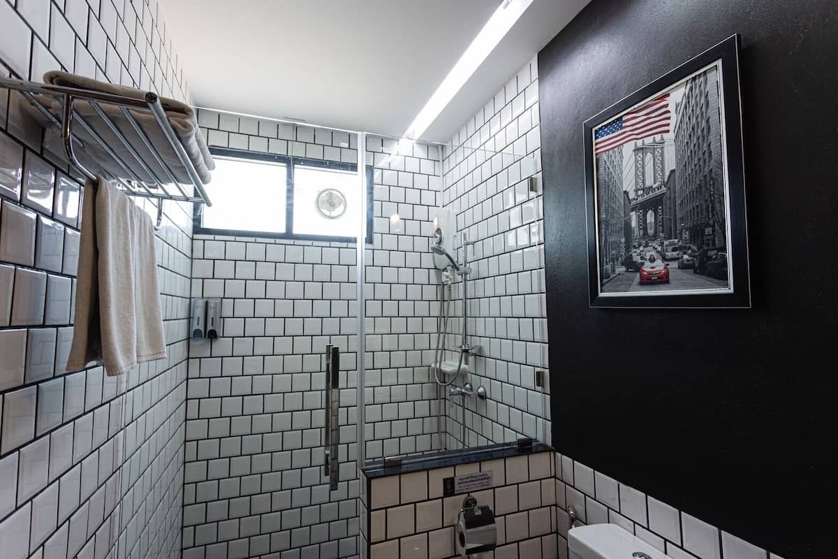 Douche, articles de toilette gratuits, sèche-cheveux