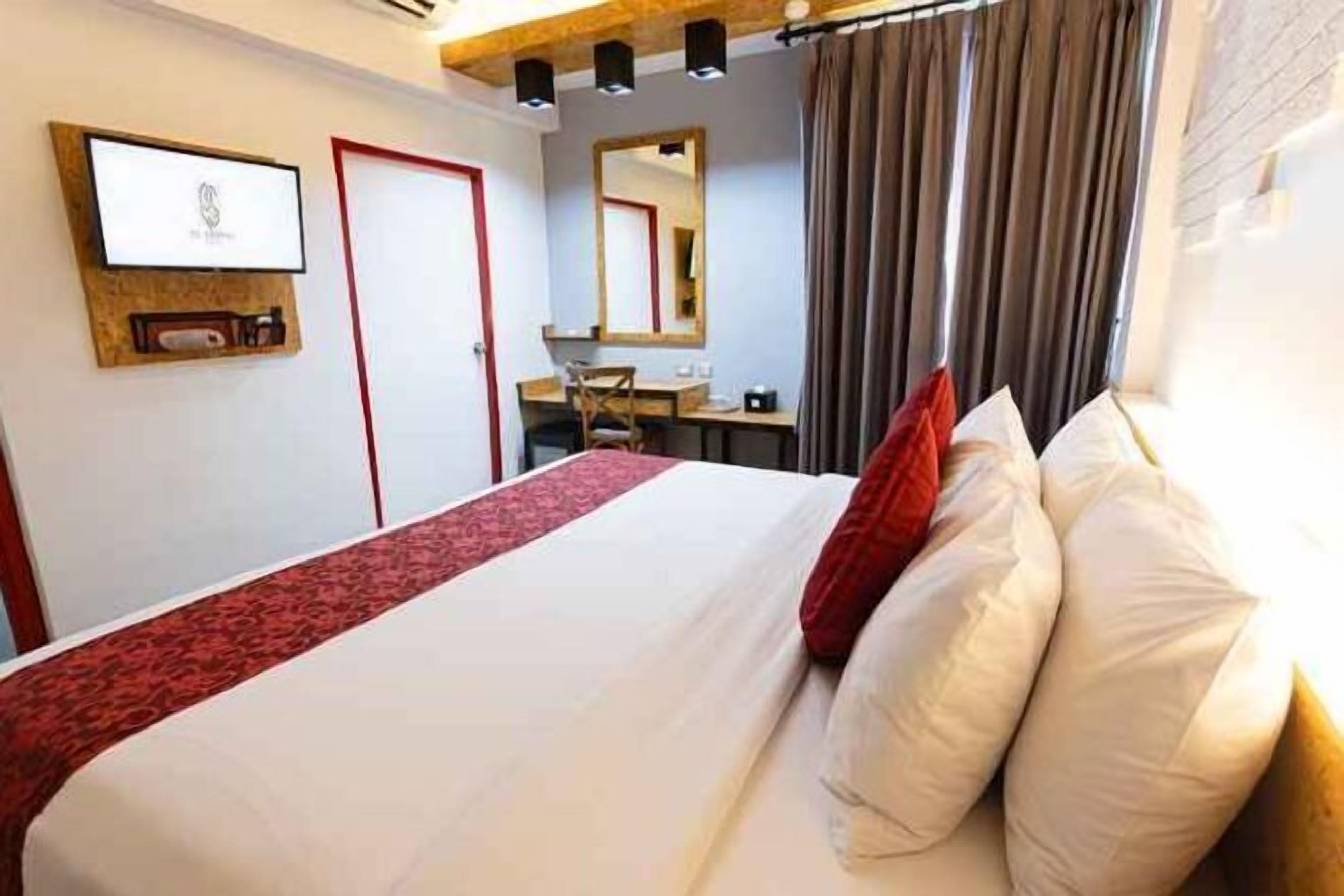 Individuell dekoriert, Schreibtisch, Verdunkelungsvorhänge