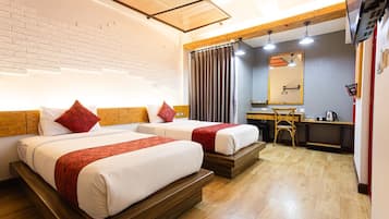 Superior Twin Room | Decoración personalizada, escritorio, cortinas blackout y wifi gratis