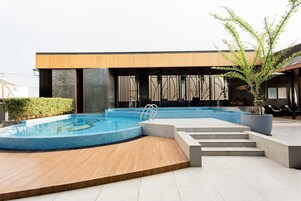 Una televisión de pantalla plana