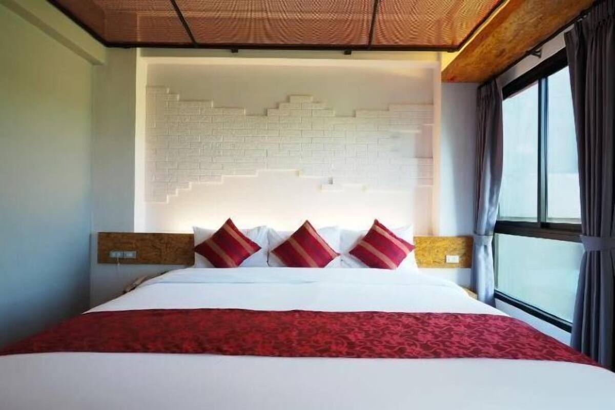 Individually decorated, desk, blackout curtains, free WiFi