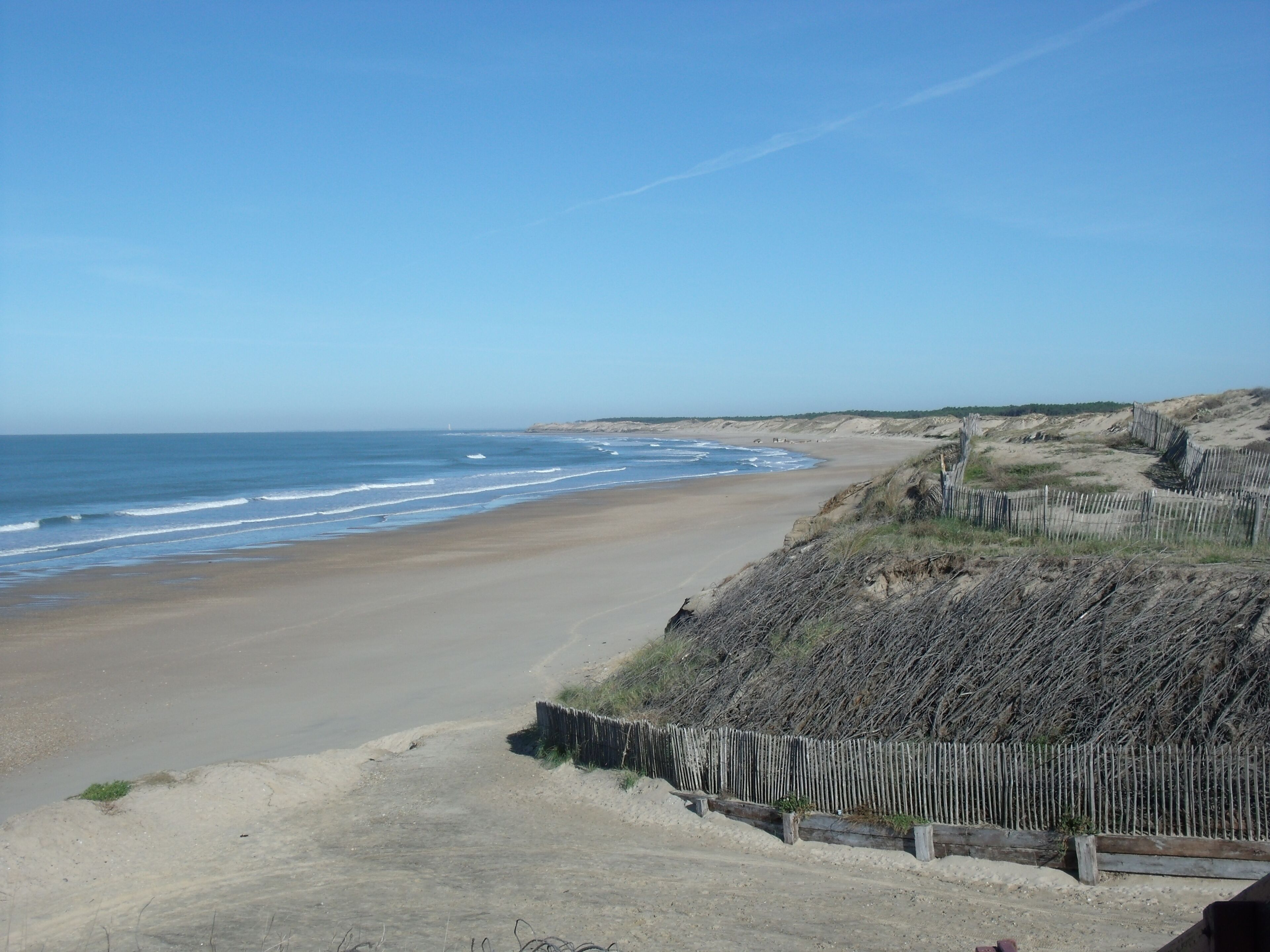 Nær stranden og solsenger