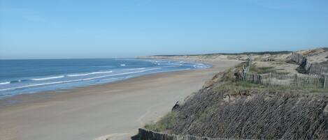 Vlak bij het strand, ligstoelen