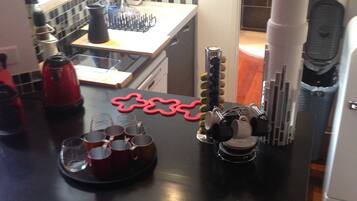 Een koelkast, een microgolfoven, een oven, een kookplaat